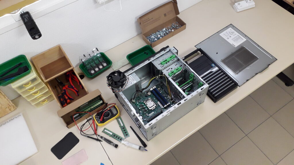 Reconditionnement informatique EBECOB - Unité centrale ouverte et matériel