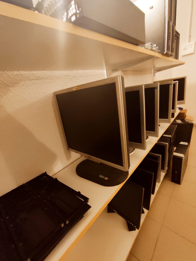 Reconditionnement informatique EBECOB - Stockage d'écrans sur étagère