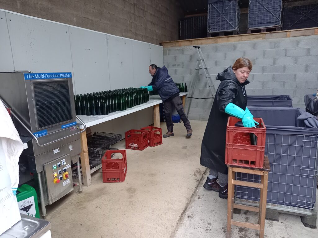 Travaux utiles EBECOB - Nettoyage de bouteilles