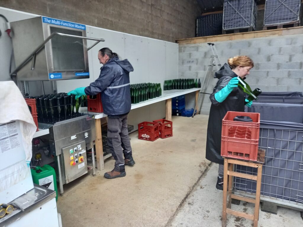 Travaux utiles EBECOB - Nettoyage de bouteilles