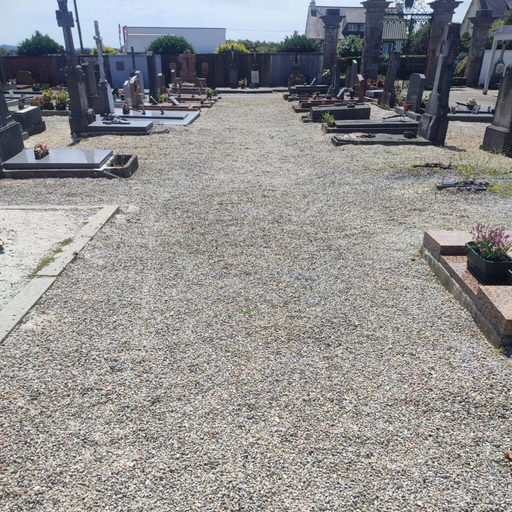 Travaux utiles EBECOB - Binage de cimetière - Après