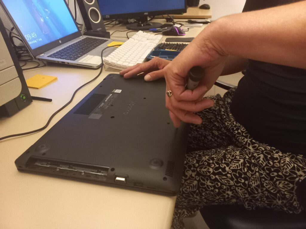 Reconditionnement informatique EBECOB - Démontage d'un ordinateur portable