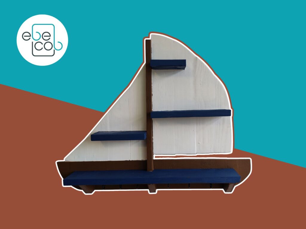 Petite étagère peinte en forme de voilier EBECOB